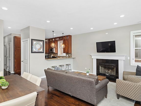 3rd image of 1425 W Grand Ave #3W