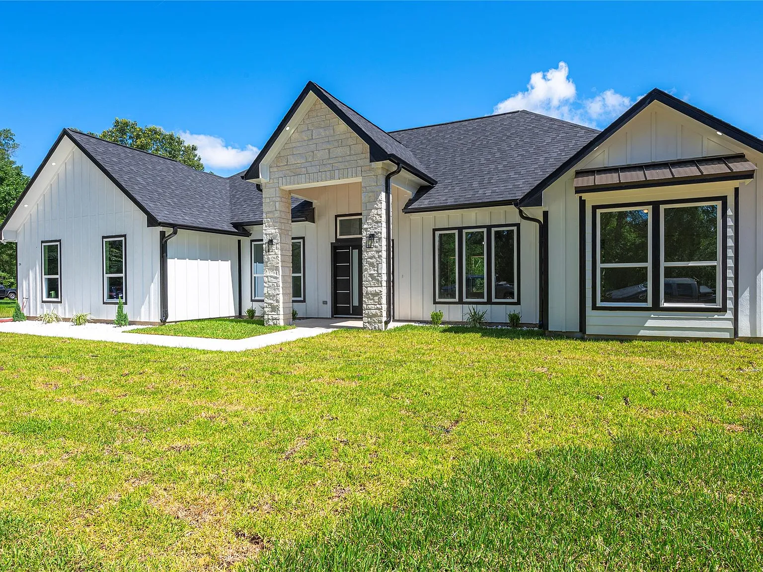 4 bed, 2.5 bath, 2430 sqft, $3,000 — Photo 3