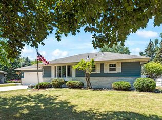 1290 Guthrie Ave N, Oakdale, MN 55128