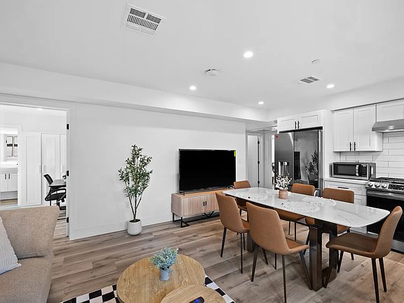 5th image of 1377 W 36th Pl #Privateroom4