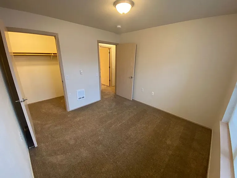 Sunrise Pointe Apartments — Photo 60