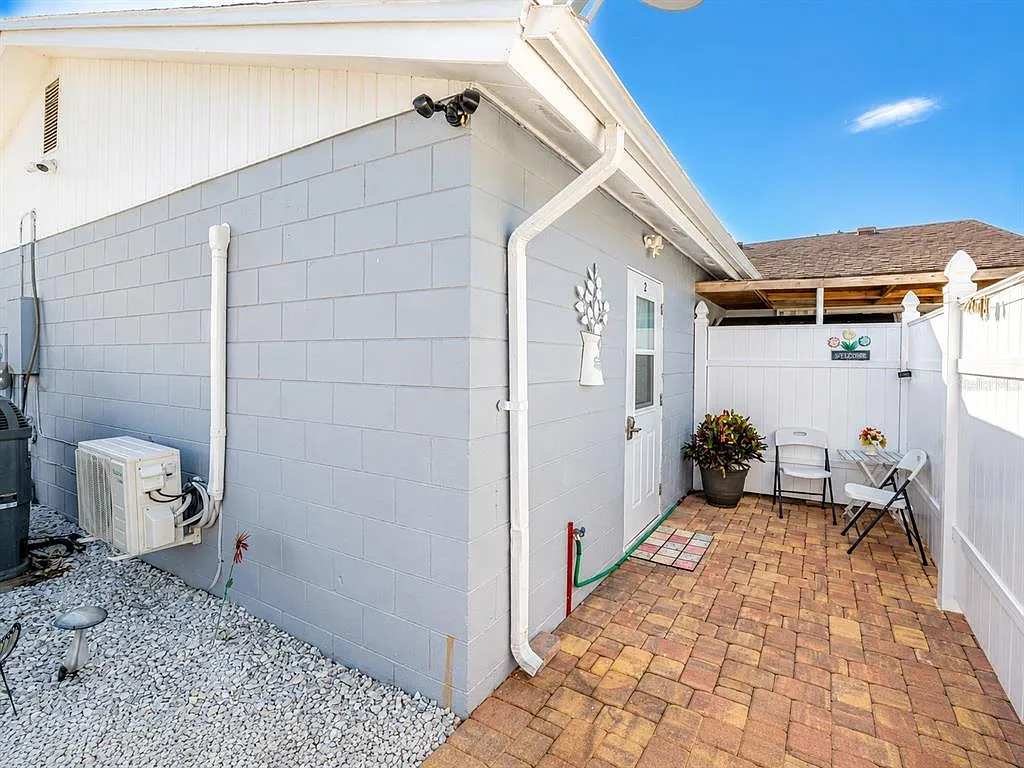 1 bed, 1.0 bath, 94 sqft, $1,099 — Photo 2