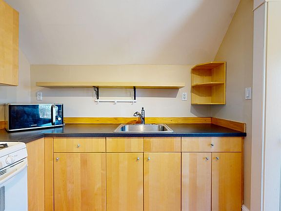 4th image of 1588 Whitney Ave #1