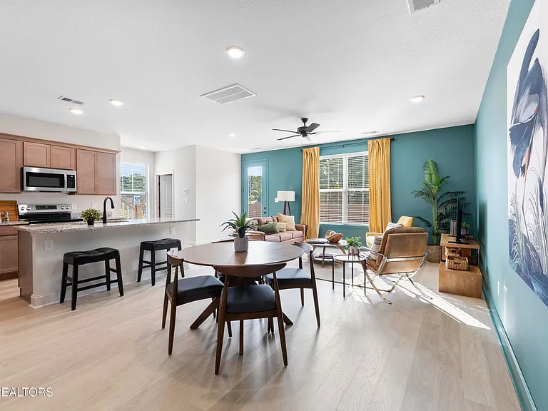 1708 Bennett Village Dr — Photo 4