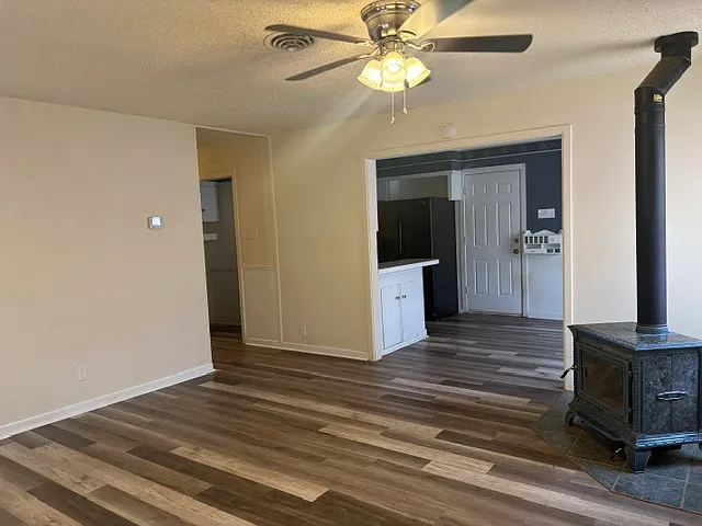 942 Forrest Ave — Photo 2