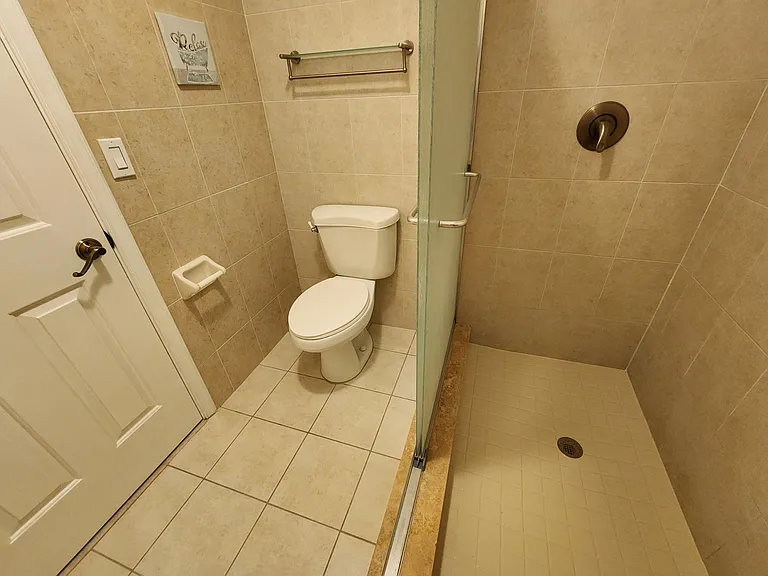 Primary en-suite bathroom