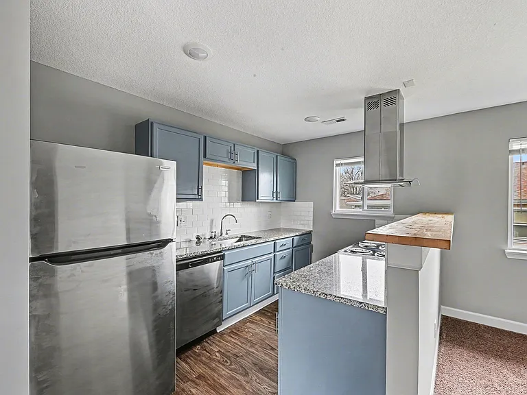 Brentwood Apartments — Photo 8