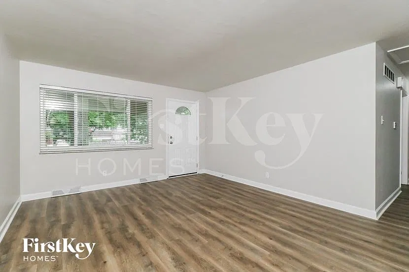 3 bed, 2.0 bath, 1372 sqft, $3,060 — Photo 4