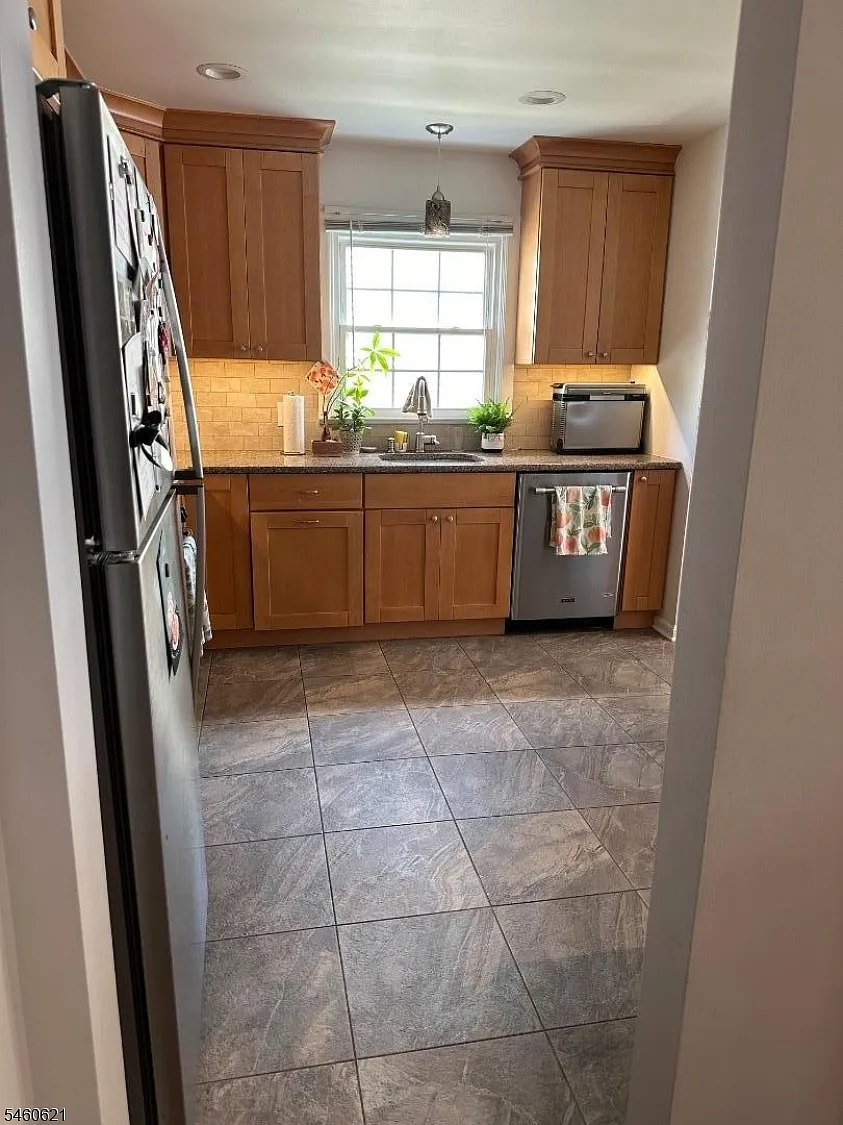 112 Preston Ave — Photo 2