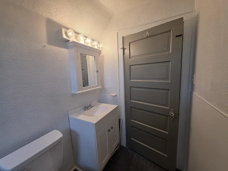 414 E Leasure Ave #4 — Photo 9