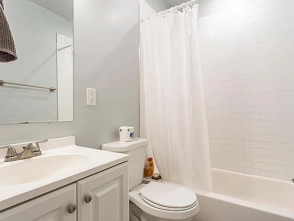 5th image of 922 S 49th St APT 2
