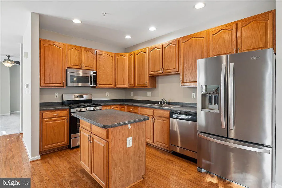 3 bed, 2.5 bath, 2076 sqft, $3,200 — Photo 3