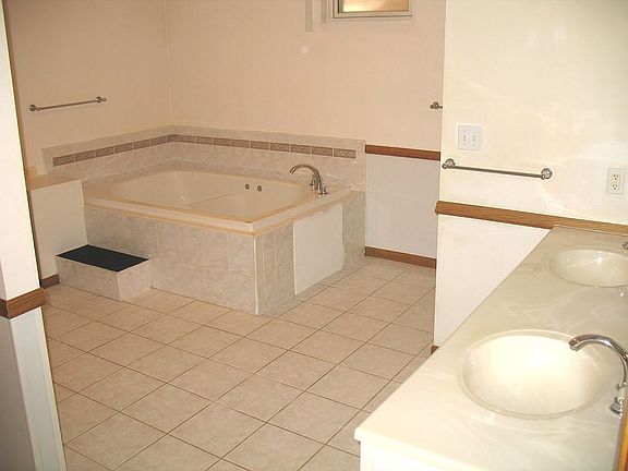 4th image of 1353 Bucklin St
