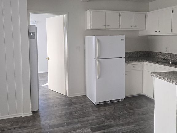 3rd image of 817 9th St APT 10