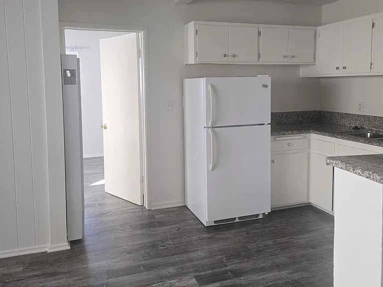 817 9th St #10 — Photo 3