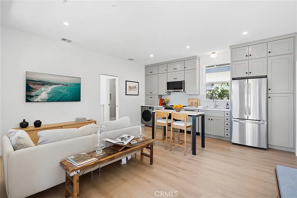 2 bed, 750 sqft, $4,975 — Photo 1