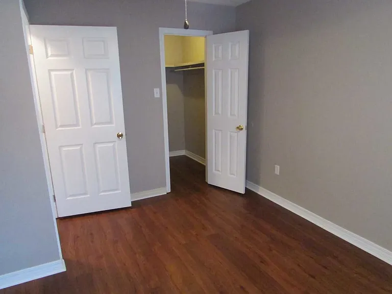 Royal Oaks Apts — Photo 9