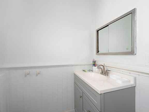 4th image of 737 York St #2R