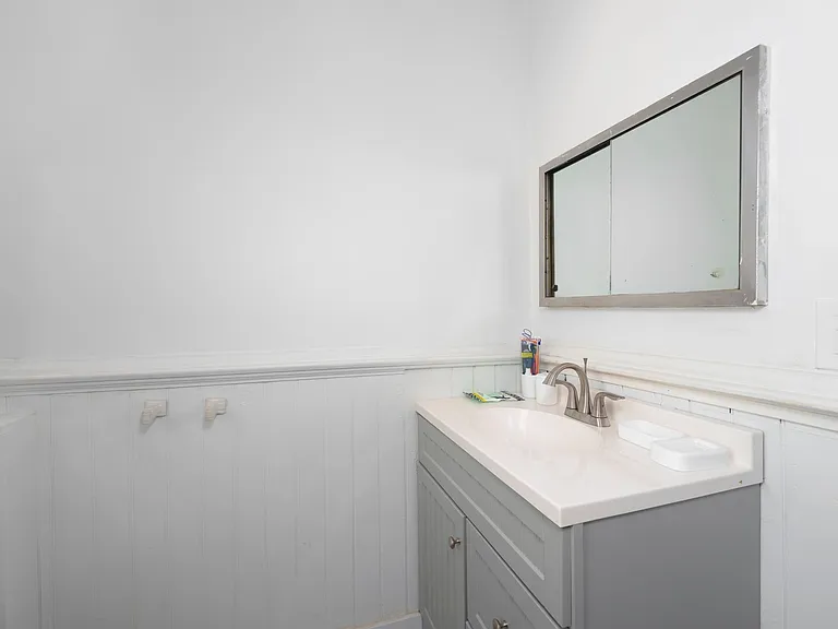737 York St #2R — Photo 4