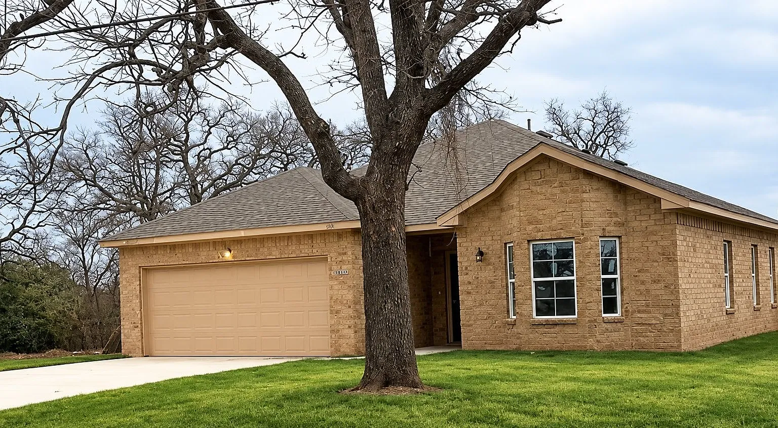 Sunny and Spacious 3 Bedroom, 2 Bathroom Home — Photo 1