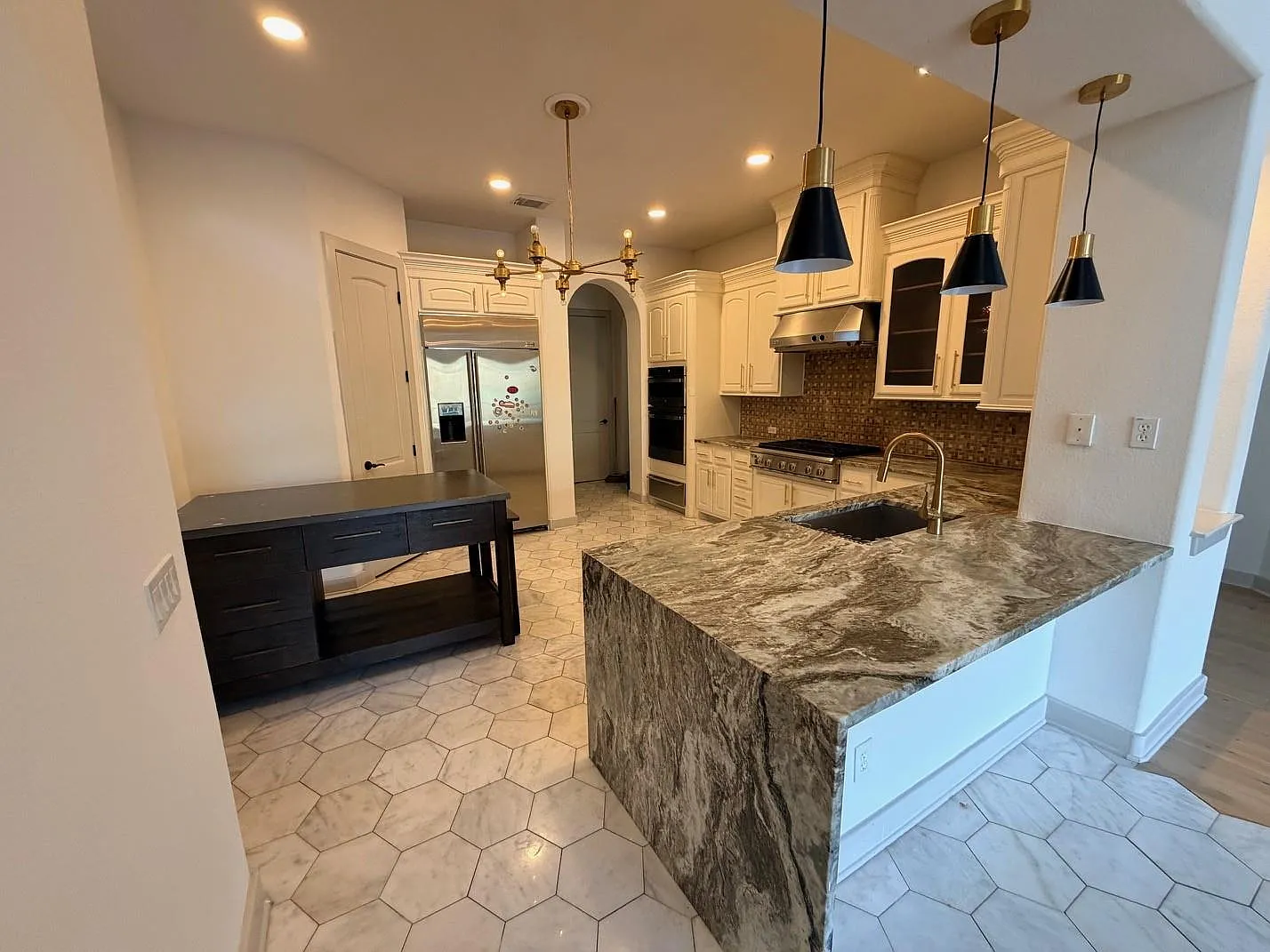 4 bed, 3.0 bath, 2877 sqft, $6,900 — Photo 3