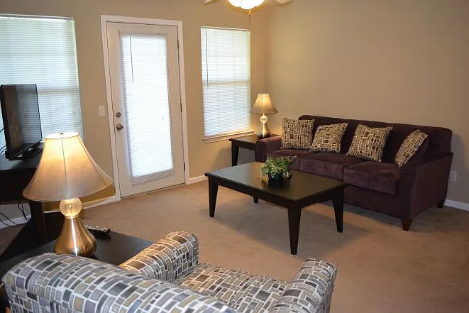 Highpointe Apartments — Photo 8