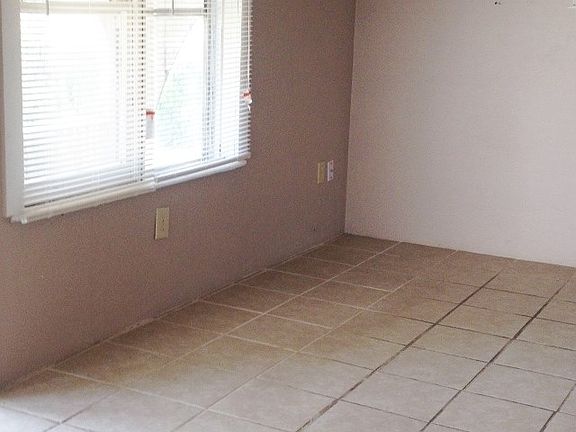 4th image of 117 W Avenue T