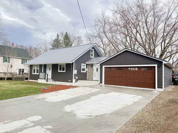 676 State St N, Eden Valley, MN 55329