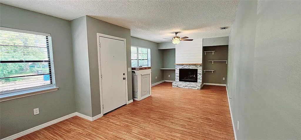 3 bed, 2.0 bath, 1116 sqft, $2,450 — Photo 2