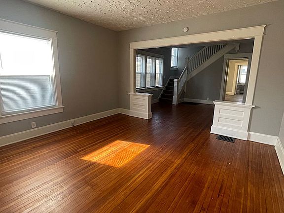 4th image of 854 N Tacoma Ave
