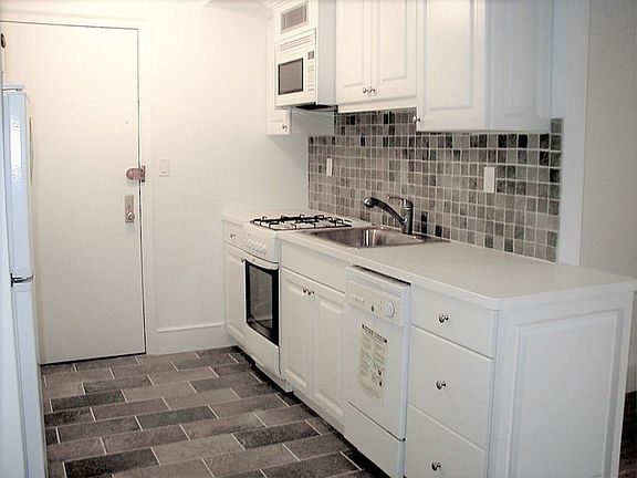 4th image of 50 W 72nd St APT 611