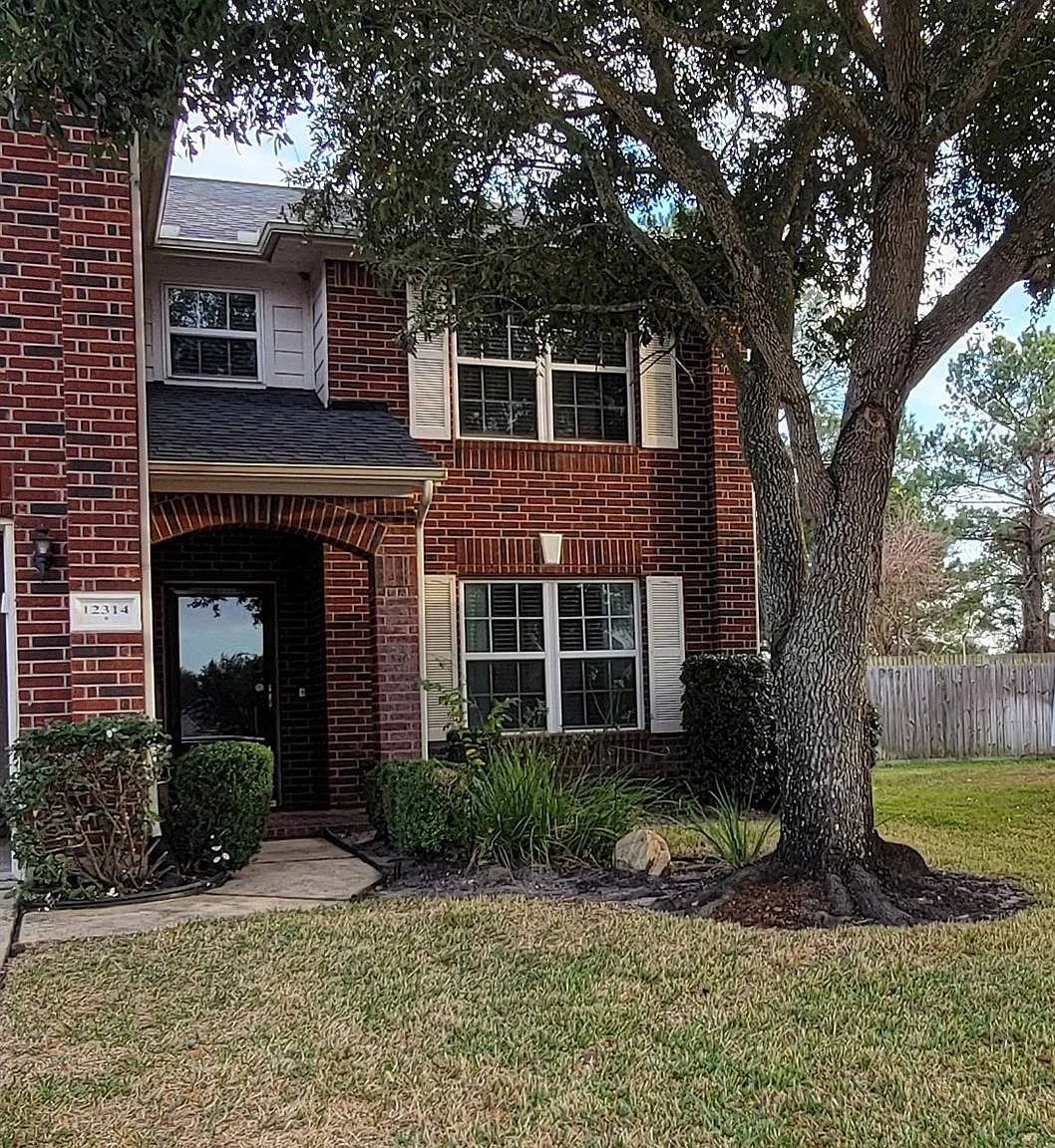 4 bed, 2.5 bath, 2880 sqft, $2,500 — Photo 1