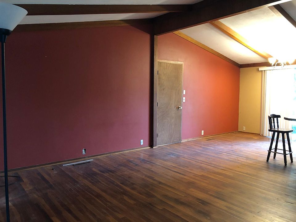 1st image of 303 Hillcrest Dr