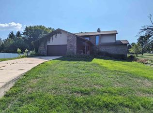 3261 N Silver Ridge Dr, Oregon, IL 61061