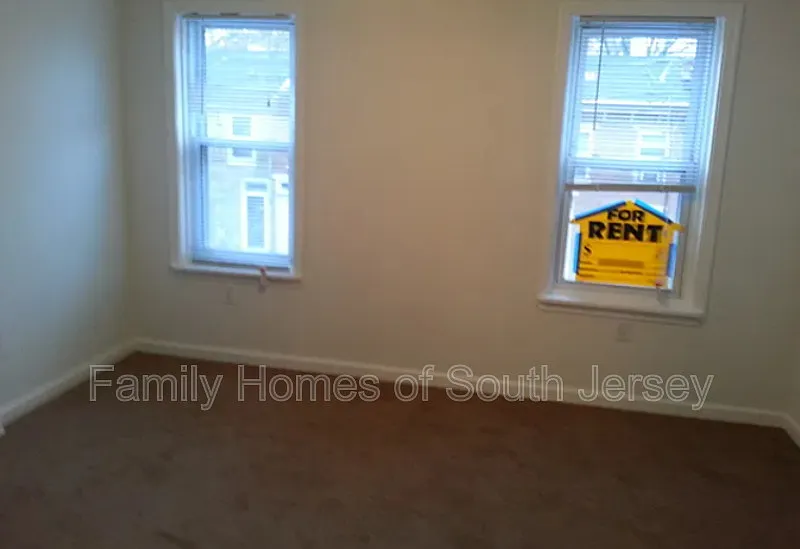 3 bed, 1.0 bath, 871 sqft, $1,600 — Photo 3