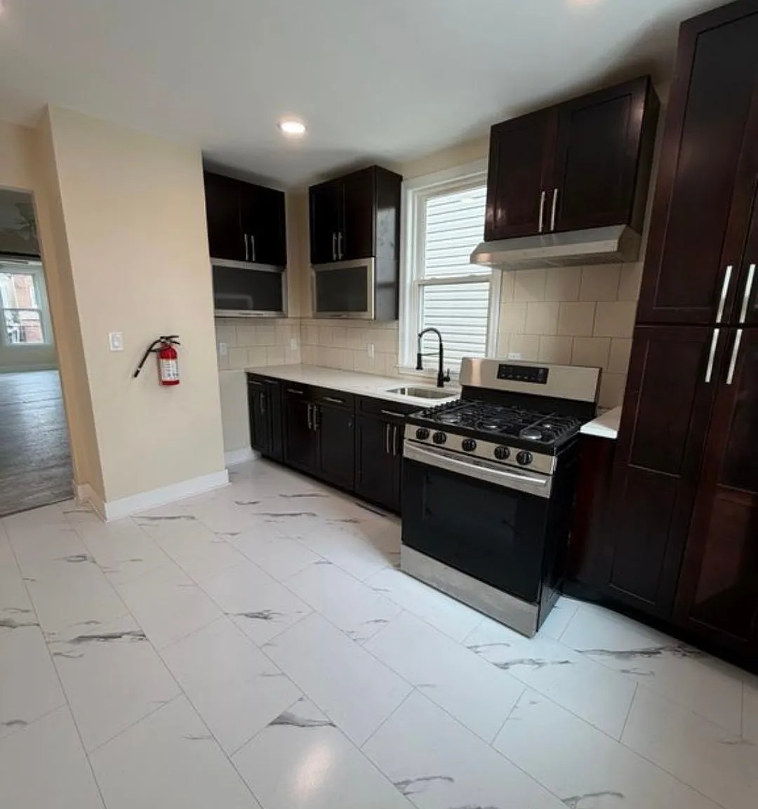 2 bed, 1.0 bath, 890 sqft, $2,400 — Photo 3
