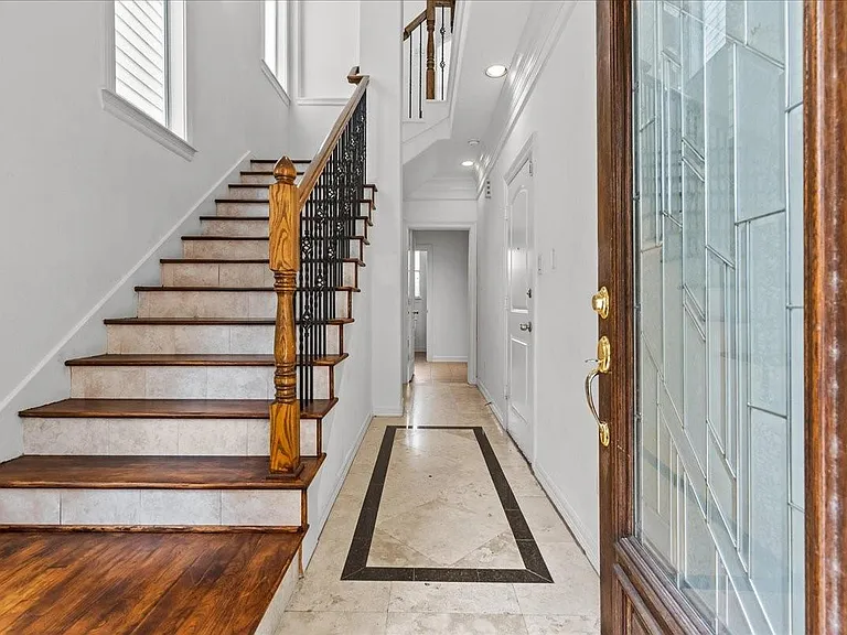 6118 Tyne St — Photo 2