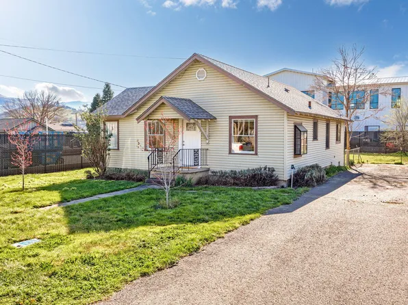 111 3rd St, Phoenix, OR 97535