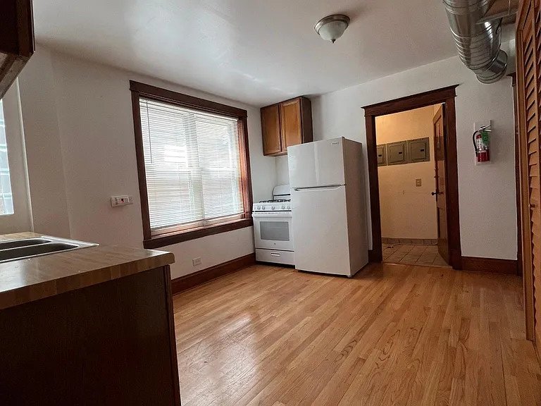 1238 N Maplewood Ave #1R — Photo 2