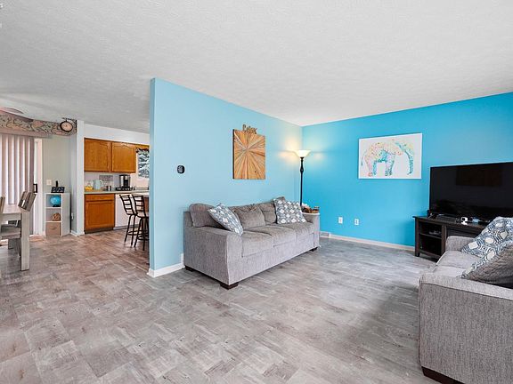 3rd image of 222 Bayberry Dr