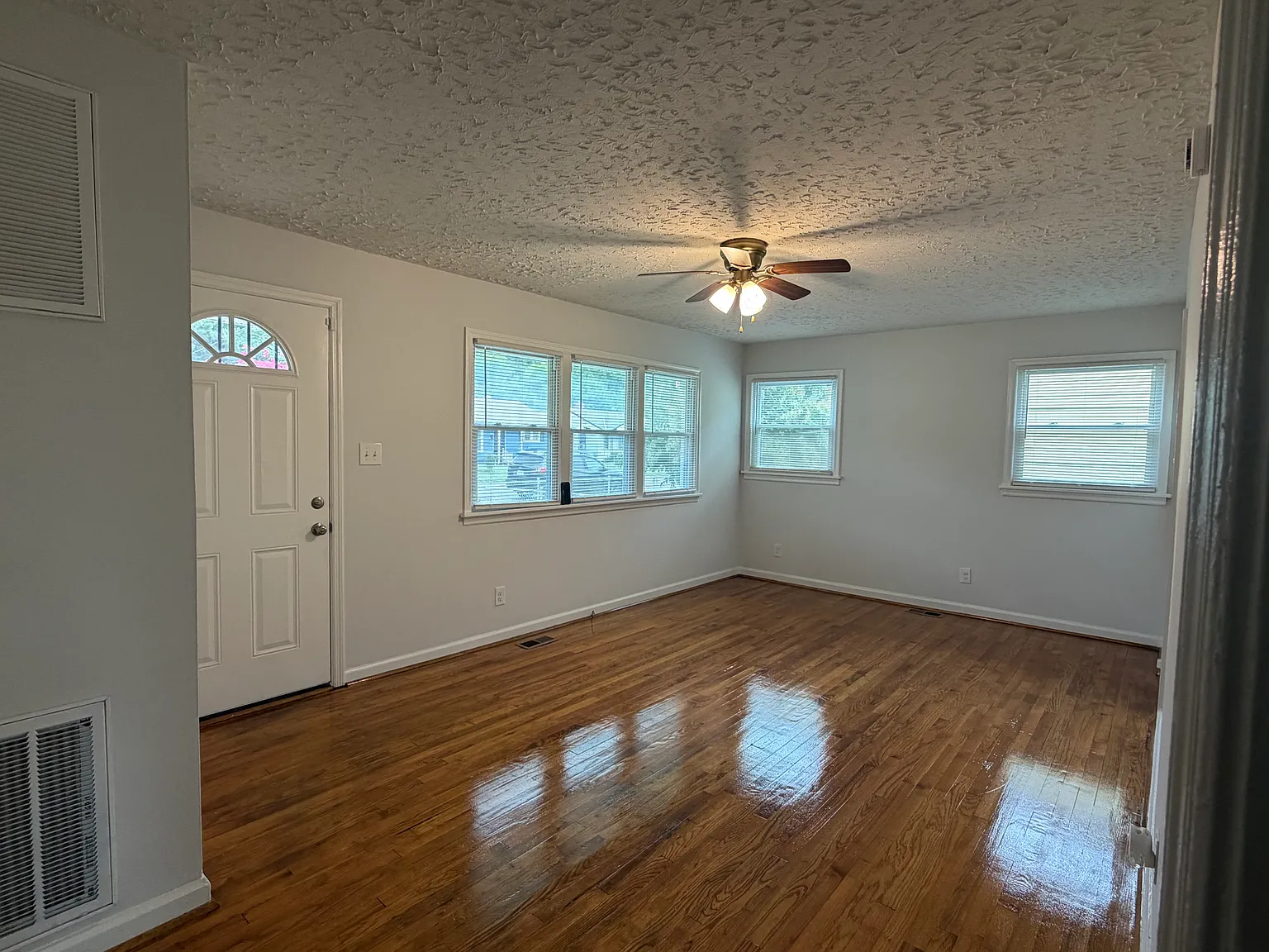 3 bed, 864 sqft, $1,800 — Photo 3