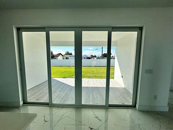 5th image of 424 NW 10th Avenue