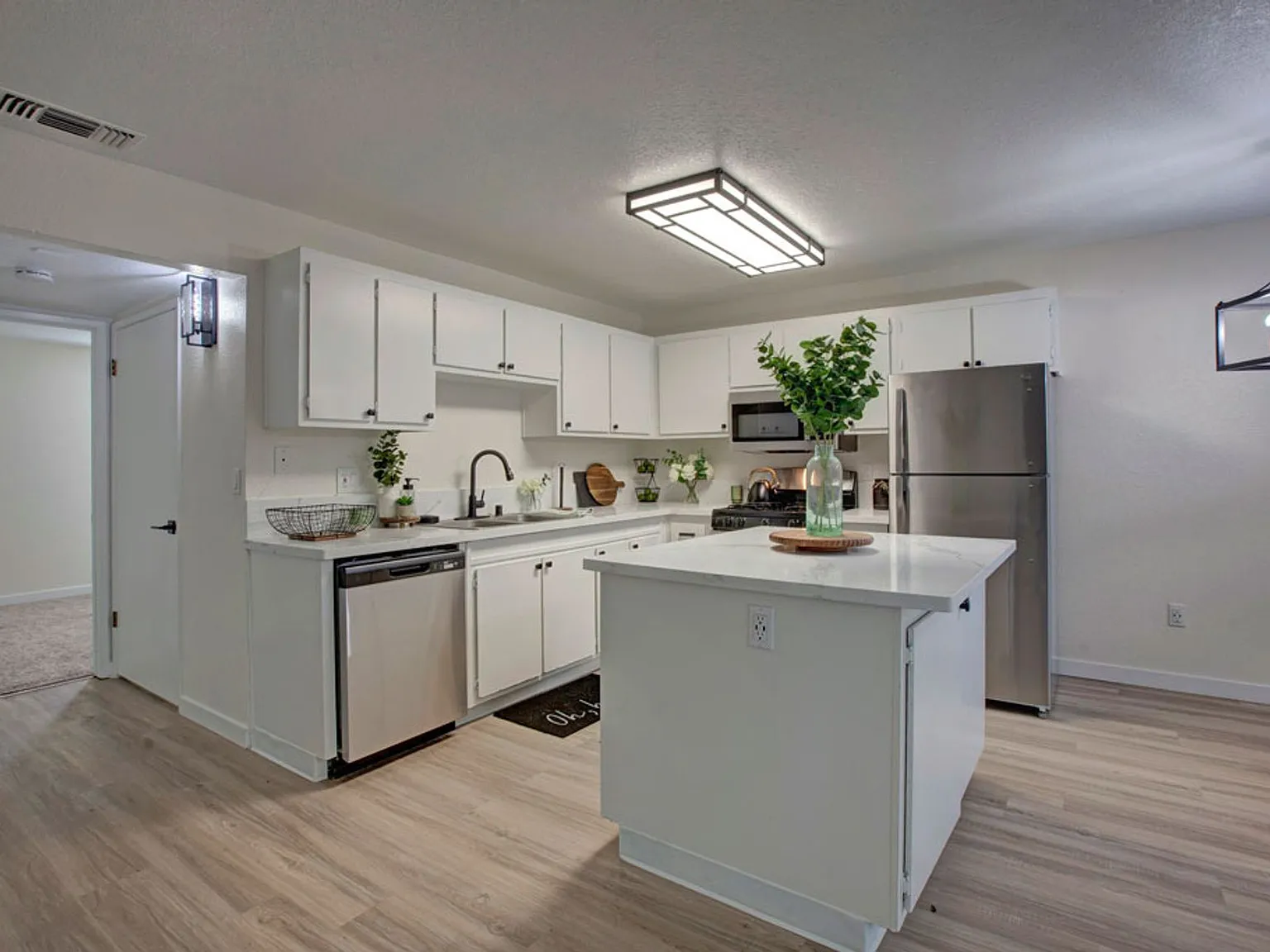 St. George Apartments — Photo 1