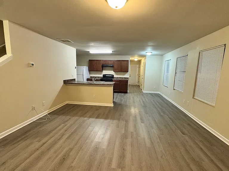 585 Merchant St — Photo 2