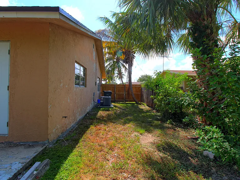 1045 Miami Blvd #A — Photo 20