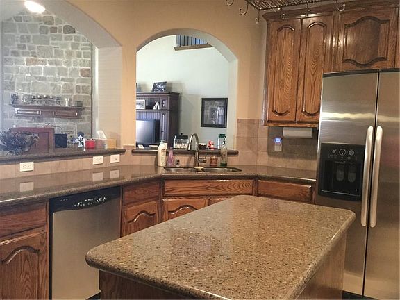 4th image of 704 Montclaire Dr