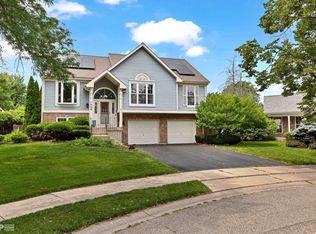 1060 Bradford Ct, Elgin, IL 60120