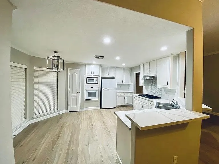 3702 Sunset Meadows Dr — Photo 4