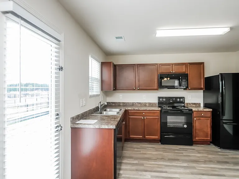 302 Freeman Cir — Photo 5