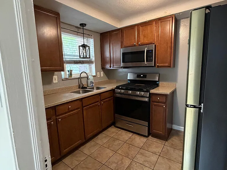 3770 Brewster St — Photo 5